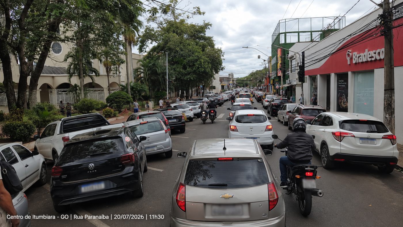Centro de Itumbiara lotado — Rua Paranaíba, 11h30
