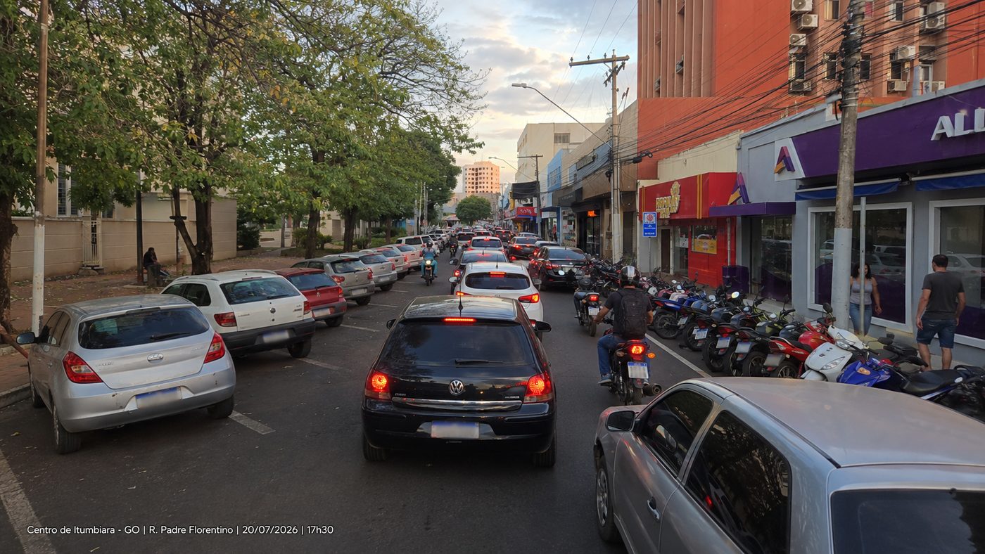 Centro de Itumbiara lotado — R. Padre Florentino, 17h30